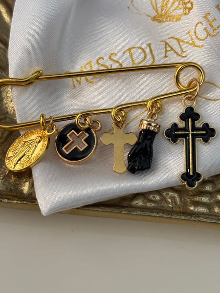 Broche épingle croix et médailles miraculeuses, broche ex voto vierge Marie et croix, breloque protection poing.