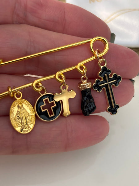 Broche épingle croix et médailles miraculeuses, broche ex voto vierge Marie et croix, breloque protection poing.