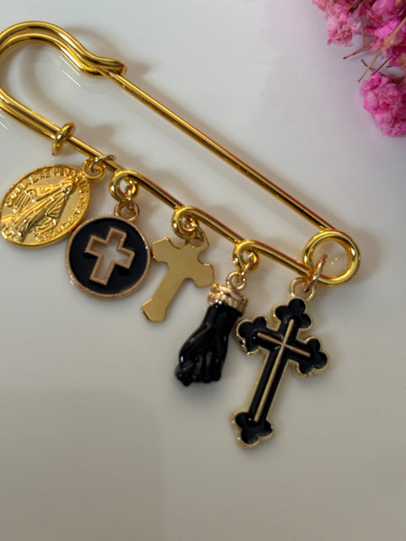 Broche épingle croix et médailles miraculeuses, broche ex voto vierge Marie et croix, breloque protection poing.