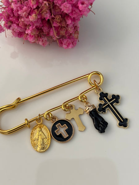 Broche épingle croix et médailles miraculeuses, broche ex voto vierge Marie et croix, breloque protection poing.
