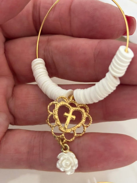 Boucles d'oreilles créoles ex voto,  boucles d'oreilles religieuses, breloque médaille coeur sacré cérémonie, boucles d'oreilles coeur blanc