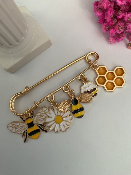 Broche abeille, broche ruche miel, cadeau pour apicultrice, broche thème abeille ruche, breloque miel, pendentifs abeilles