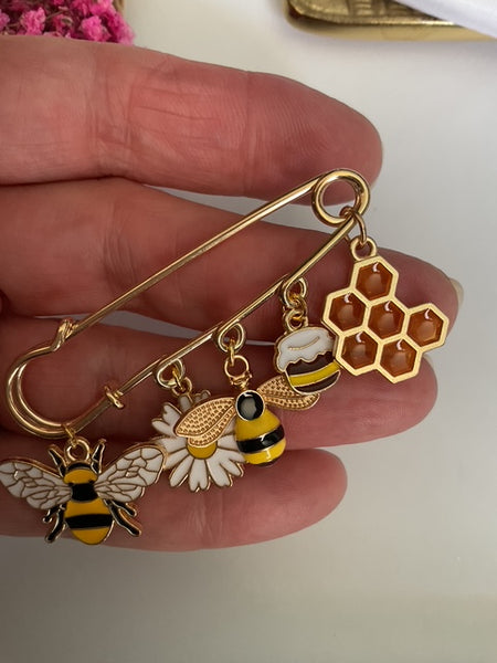 Broche abeille, broche ruche miel, cadeau pour apicultrice, broche thème abeille ruche, breloque miel, pendentifs abeilles