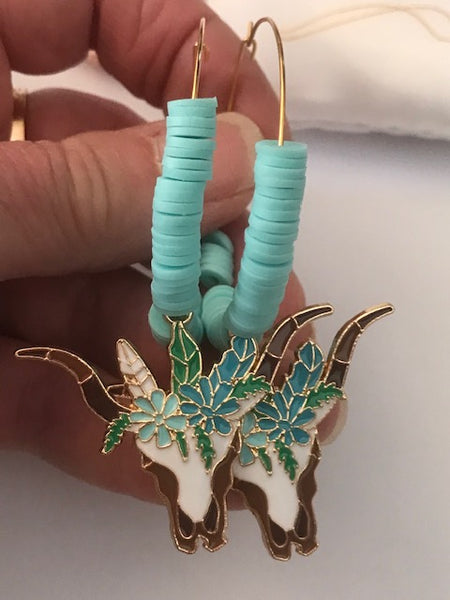 Boucles d'oreille créoles tête de buffle, cadeau pour femme bohème, breloque tête de buffle sur anneau doré, créoles et pendentif bohème