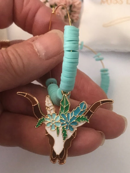 Boucles d'oreille créoles tête de buffle, cadeau pour femme bohème, breloque tête de buffle sur anneau doré, créoles et pendentif bohème