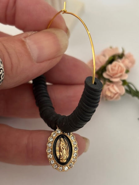Boucles d'oreilles créoles ex voto, créoles asymétriques ex voto, boucles d'oreilles religieuses, breloque médaille croix et médaille Vierge