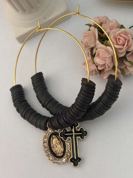 Boucles d'oreilles créoles ex voto, créoles asymétriques ex voto, boucles d'oreilles religieuses, breloque médaille croix et médaille Vierge