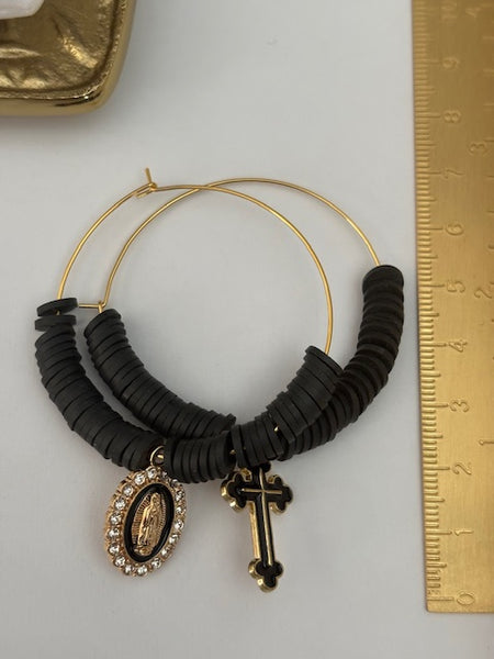 Boucles d'oreilles créoles ex voto, créoles asymétriques ex voto, boucles d'oreilles religieuses, breloque médaille croix et médaille Vierge