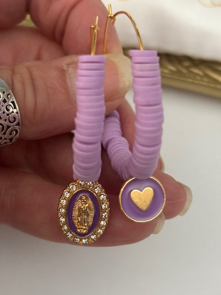 Boucles d'oreilles créoles ex voto, créoles asymétriques, boucles d'oreilles religieuses, breloque médaille coeur sacré et médaille Vierge