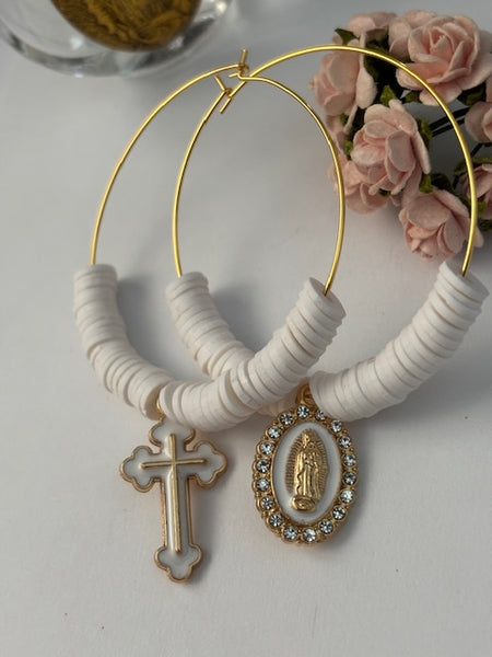 Boucles d'oreilles créoles ex voto, créoles asymétriques ex voto, boucles d'oreilles religieuses, breloque médaille Vierge et croix