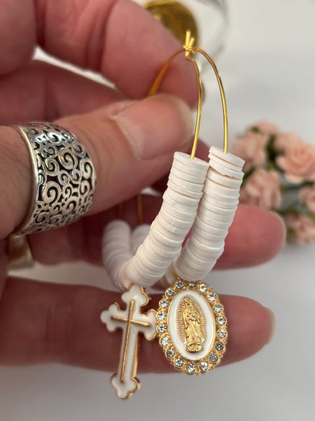 Boucles d'oreilles créoles ex voto, créoles asymétriques ex voto, boucles d'oreilles religieuses, breloque médaille Vierge et croix