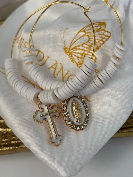 Boucles d'oreilles créoles ex voto, créoles asymétriques ex voto, boucles d'oreilles religieuses, breloque médaille Vierge et croix