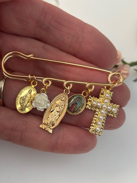 Broche ex voto, broche croix médaille religieuse, cadeau pour maman croix, cadeau pour femme croix, breloque croix rose blanche