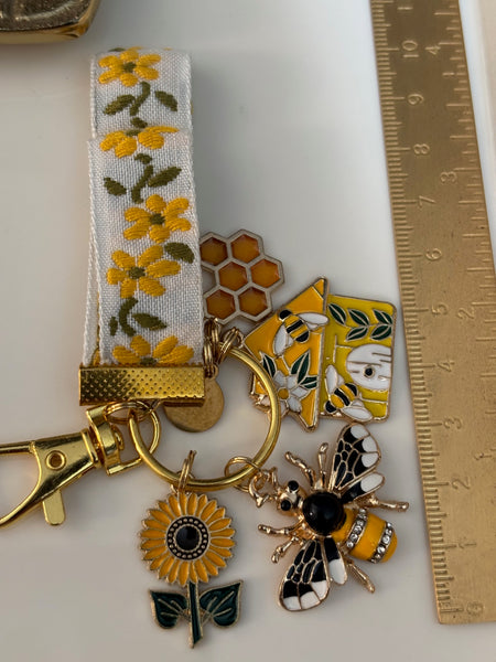 Porte clés apicultrice, porte clé abeilles, cadeau pour apicultrice, breloques abeille fleur miel ruche, pendentif abeille