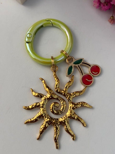 Charms porte-clés soleil et fruit, breloque soleil cerises, cadeau fruit été femme, bijou de sac soleil, pendentifs cerises et soleil
