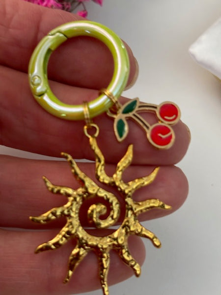 Charms porte-clés soleil et fruit, breloque soleil cerises, cadeau fruit été femme, bijou de sac soleil, pendentifs cerises et soleil