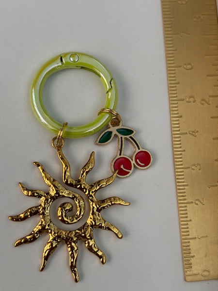 Charms porte-clés soleil et fruit, breloque soleil cerises, cadeau fruit été femme, bijou de sac soleil, pendentifs cerises et soleil
