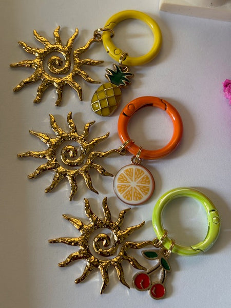 Charms porte-clés soleil et fruit, breloque soleil cerises, cadeau fruit été femme, bijou de sac soleil, pendentifs cerises et soleil