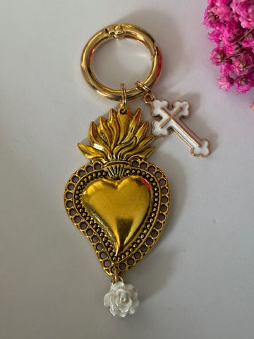 Charms ex voto coeur sacré et croix, charms pour sac ex voto, cadeau pour femme charms coeur sacré, coeurs doré et fleur blanche charms.