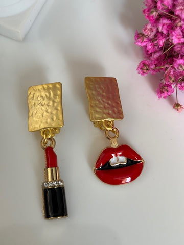 Boucles d’oreilles à clips asymétriques rouge à lèvres, clips d’oreille bouche, breloque maquillage, médaille lèvres rouges, pendentif femme