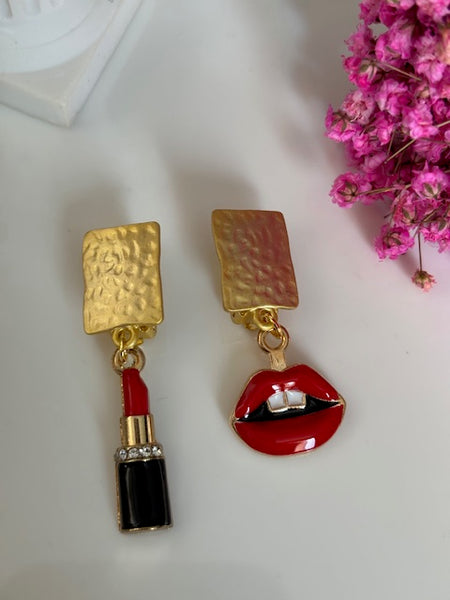 Boucles d’oreilles à clips asymétriques rouge à lèvres, clips d’oreille bouche, breloque maquillage, médaille lèvres rouges, pendentif femme