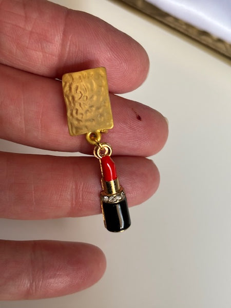 Boucles d’oreilles à clips asymétriques rouge à lèvres, clips d’oreille bouche, breloque maquillage, médaille lèvres rouges, pendentif femme