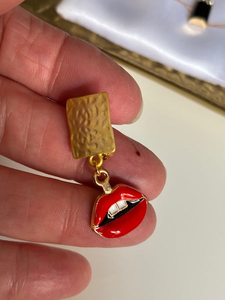 Boucles d’oreilles à clips asymétriques rouge à lèvres, clips d’oreille bouche, breloque maquillage, médaille lèvres rouges, pendentif femme