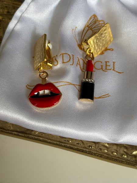 Boucles d’oreilles à clips asymétriques rouge à lèvres, clips d’oreille bouche, breloque maquillage, médaille lèvres rouges, pendentif femme