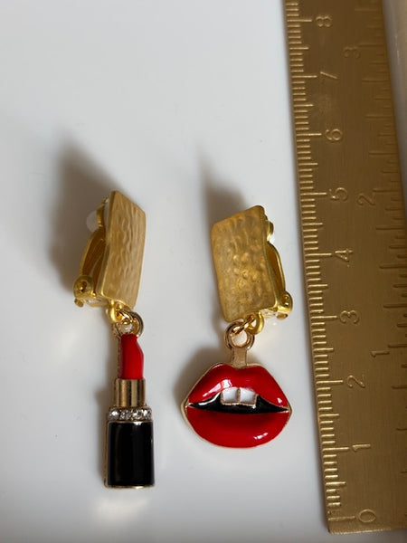 Boucles d’oreilles à clips asymétriques rouge à lèvres, clips d’oreille bouche, breloque maquillage, médaille lèvres rouges, pendentif femme