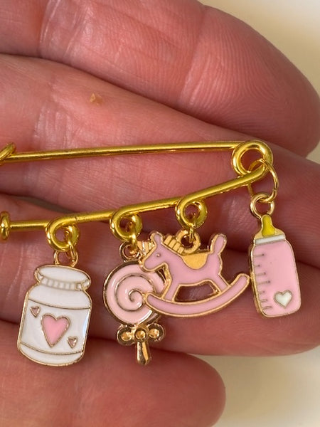Broche fille, broche naissance rose, broche cadeau nouveau né, cadeau naissance rose, breloque enfant émail rose