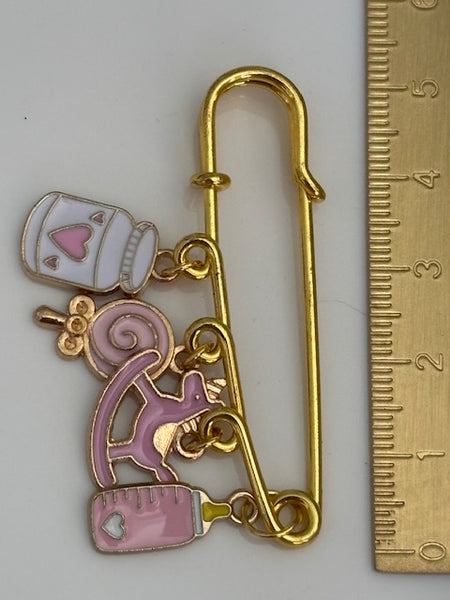 Broche fille, broche naissance rose, broche cadeau nouveau né, cadeau naissance rose, breloque enfant émail rose