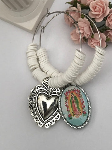 Boucles d'oreilles créoles ex voto, créoles asymétriques ex voto, boucles d'oreilles religieuses, breloque médaille vierge guadalupe.