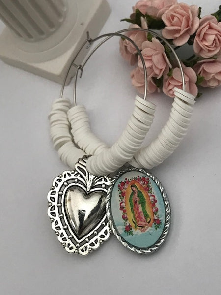 Boucles d'oreilles créoles ex voto, créoles asymétriques ex voto, boucles d'oreilles religieuses, breloque médaille vierge guadalupe.