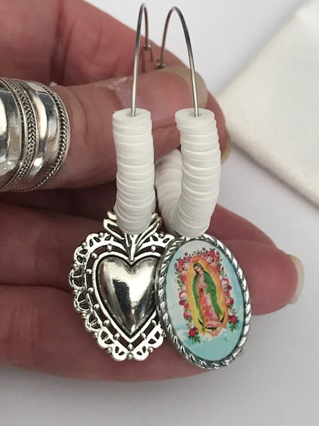 Boucles d'oreilles créoles ex voto, créoles asymétriques ex voto, boucles d'oreilles religieuses, breloque médaille vierge guadalupe.