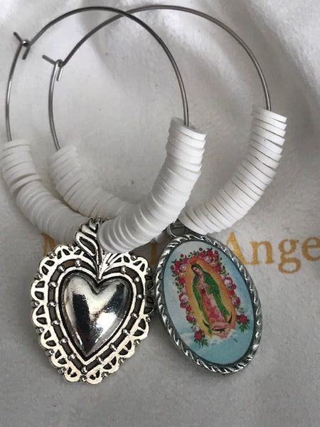 Boucles d'oreilles créoles ex voto, créoles asymétriques ex voto, boucles d'oreilles religieuses, breloque médaille vierge guadalupe.