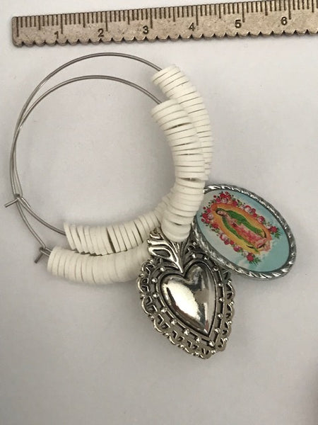 Boucles d'oreilles créoles ex voto, créoles asymétriques ex voto, boucles d'oreilles religieuses, breloque médaille vierge guadalupe.