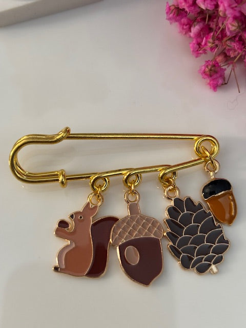 Broche d'automne, broche écureuil, broche pomme de pin, cadeau automne femme, broche breloque foret pin
