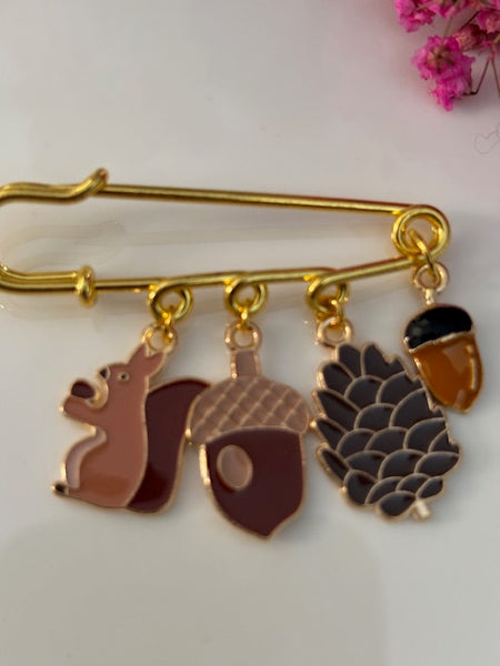 Broche d'automne, broche écureuil, broche pomme de pin, cadeau automne femme, broche breloque foret pin