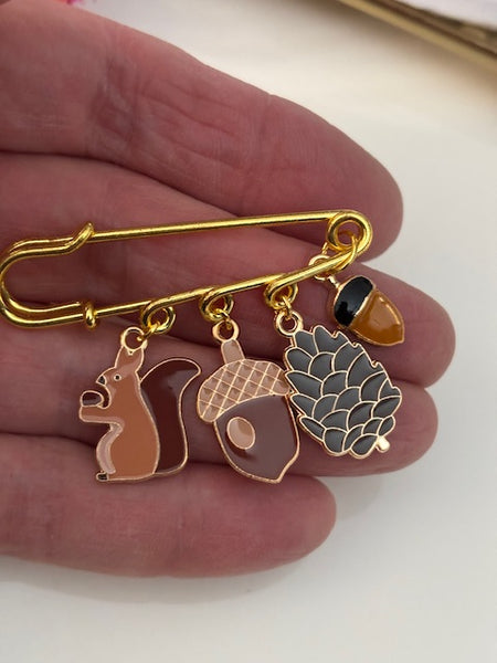 Broche d'automne, broche écureuil, broche pomme de pin, cadeau automne femme, broche breloque foret pin