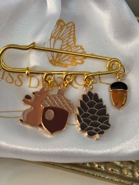 Broche d'automne, broche écureuil, broche pomme de pin, cadeau automne femme, broche breloque foret pin