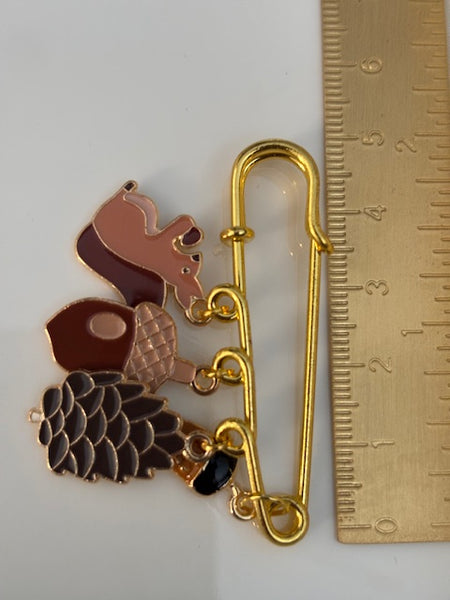 Broche d'automne, broche écureuil, broche pomme de pin, cadeau automne femme, broche breloque foret pin