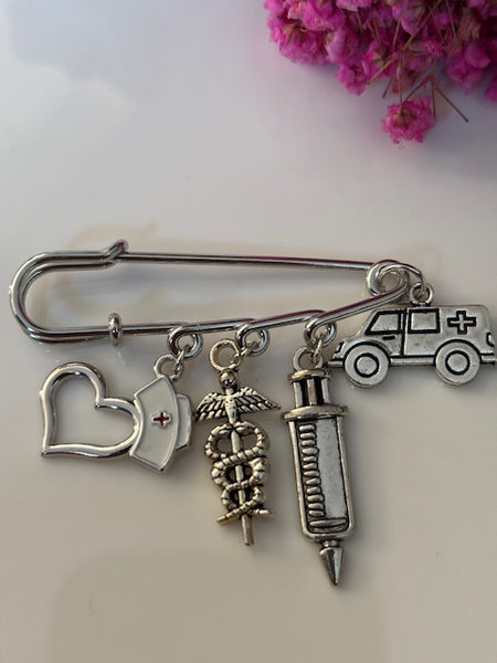 Broche infirmière, cadeau pour infirmière, breloque caducée seringue, pendentif ambulance, cadeau pour maman coiffe d'infirmière