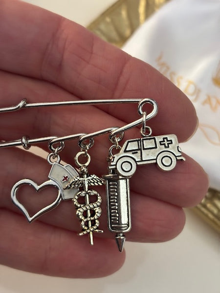 Broche infirmière, cadeau pour infirmière, breloque caducée seringue, pendentif ambulance, cadeau pour maman coiffe d'infirmière