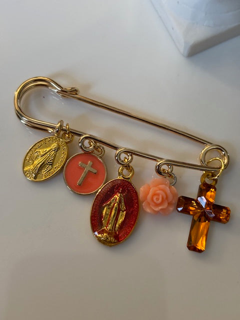 Broche ex voto, broche médaille religieuse, broche épingle porte bonheur, croix et vierge miraculeuse fait main,