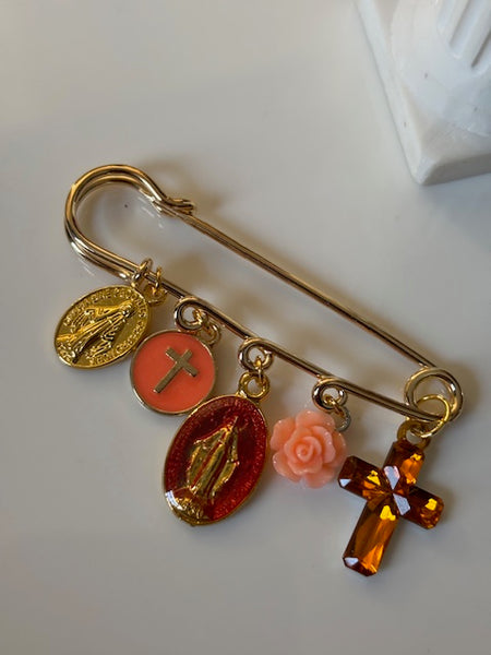 Broche ex voto, broche médaille religieuse, broche épingle porte bonheur, croix et vierge miraculeuse fait main,