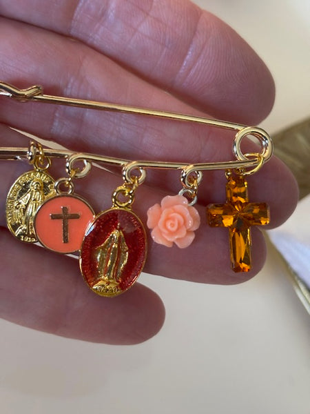 Broche ex voto, broche médaille religieuse, broche épingle porte bonheur, croix et vierge miraculeuse fait main,