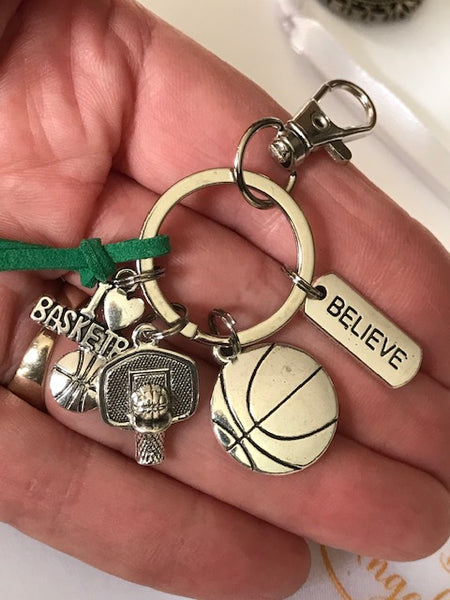 Porte-clés basket ball, porte clé joueur de basket, breloque ballon basket sport, cadeau fait main avec amour pour fan de basket ball.