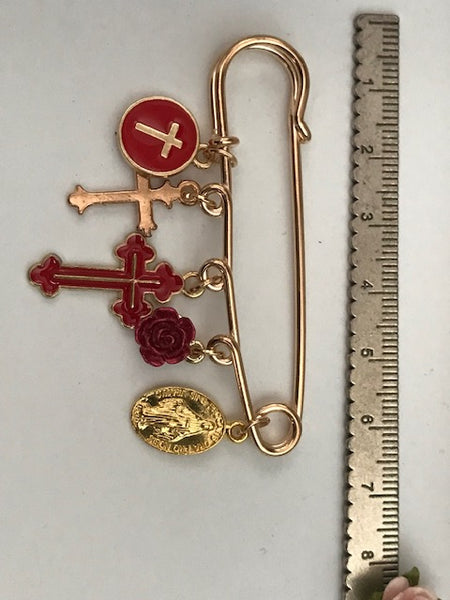 Broche ex voto, broche croix et médaille religieuse, breloque croix rose, cadeau pour femme croix, cadeau communion cérémonie fait main.