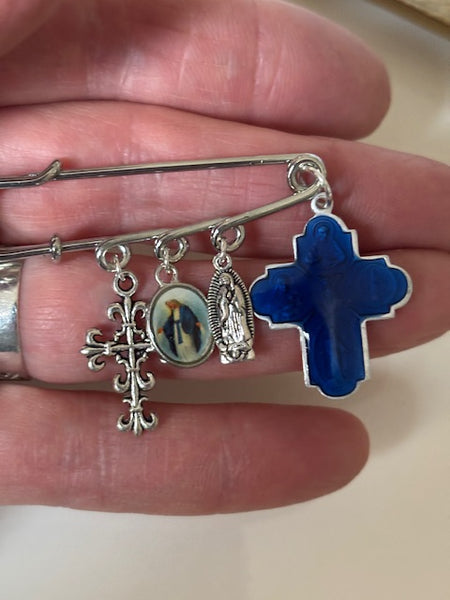 broche ex voto, broche épingle porte bonheur, croix et vierge miraculeuse fait main