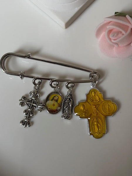 broche ex voto, broche épingle porte bonheur, croix et vierge miraculeuse fait main